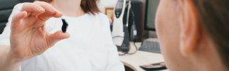 Décrypter les caractéristiques techniques des appareils auditifs